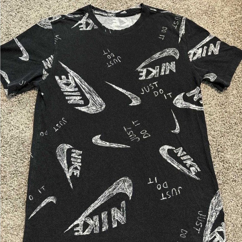 Nike Men's Black Graphic T-Shirt